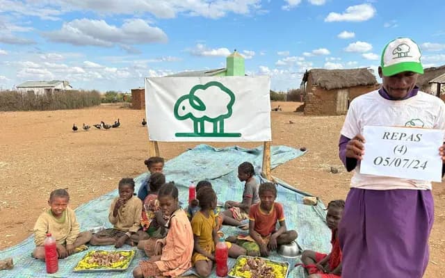 Beneficiaries receiving sacrifice meat