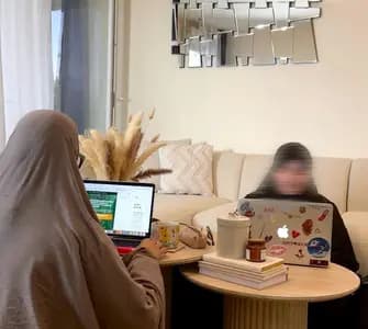 عضو فريق قربان مع المستفيدين